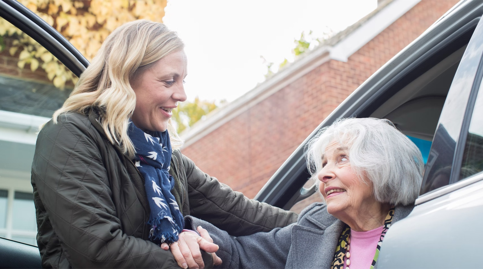 Alltagsbegleiterin unterstützt eine Seniorin liebevoll im Alltag